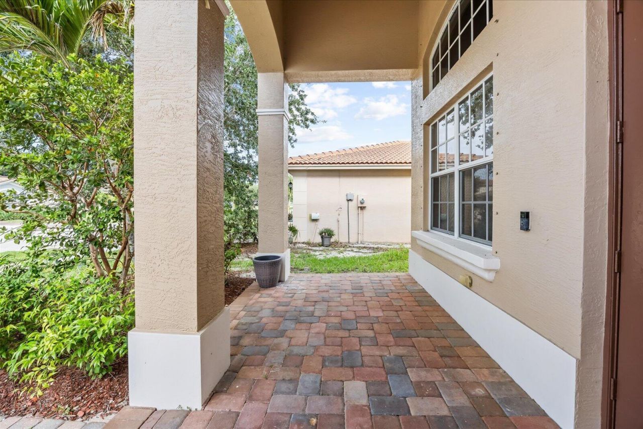 2166 SW Newport Isles Boulevard, Port Saint Lucie, FL 34953 Photo