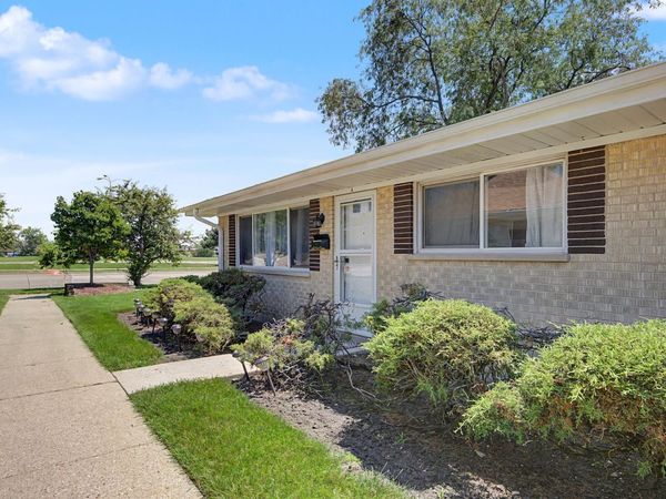813 Valley Stream Drive, Unit A, Wheeling, IL 60090