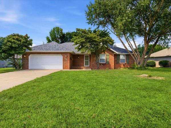 904 E Waterford Boulevard , Ozark, MO 65721