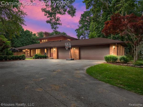 5717 Sussex Drive, Troy, MI 48098