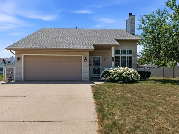 937 E Stonewood DRIVE, Oak Creek, WI 53154