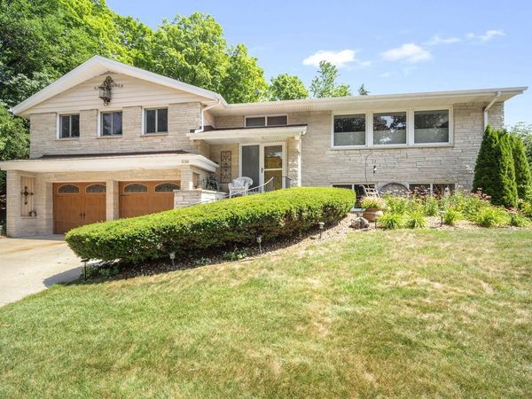 818 E Badger LANE, West Bend, WI 53095