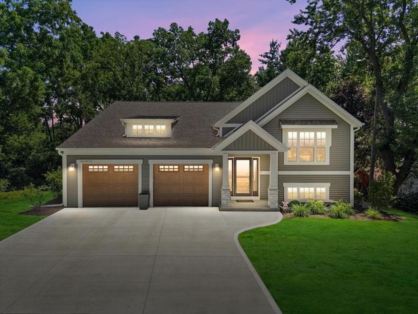 W242N6316 Oak DRIVE, Sussex, WI 53089