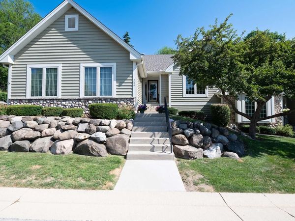 208 Endfield CIRCLE, Waukesha, WI 53186