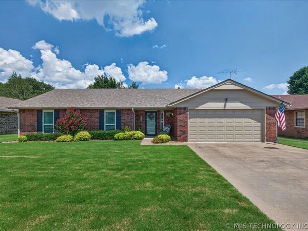 1918 Stonehenge Drive , Bartlesville, OK 74006
