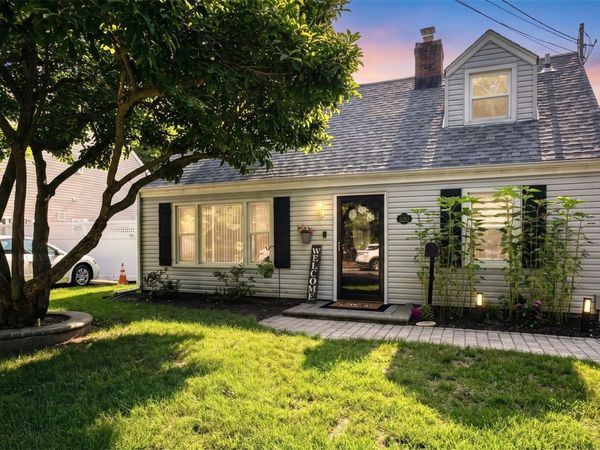 520 Riverside Avenue , Massapequa, NY 11758