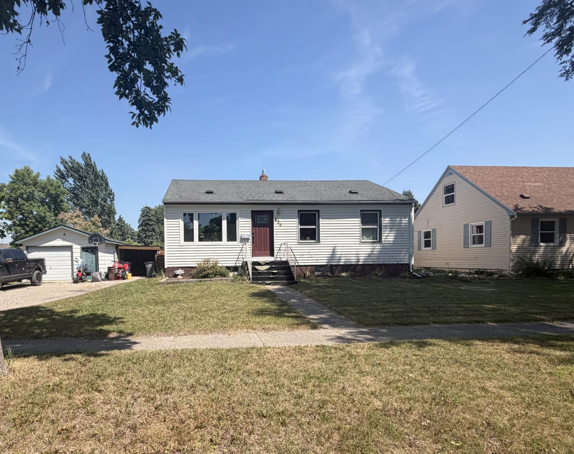 834 16th Street N primary photo