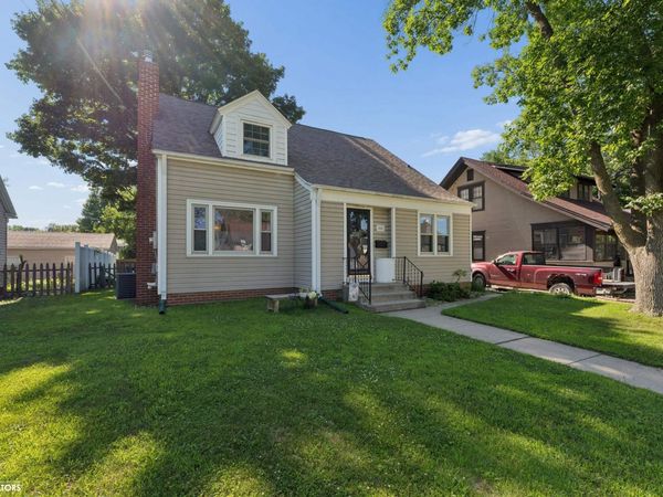 212 S Vermont Avenue, Mason City, IA 50401