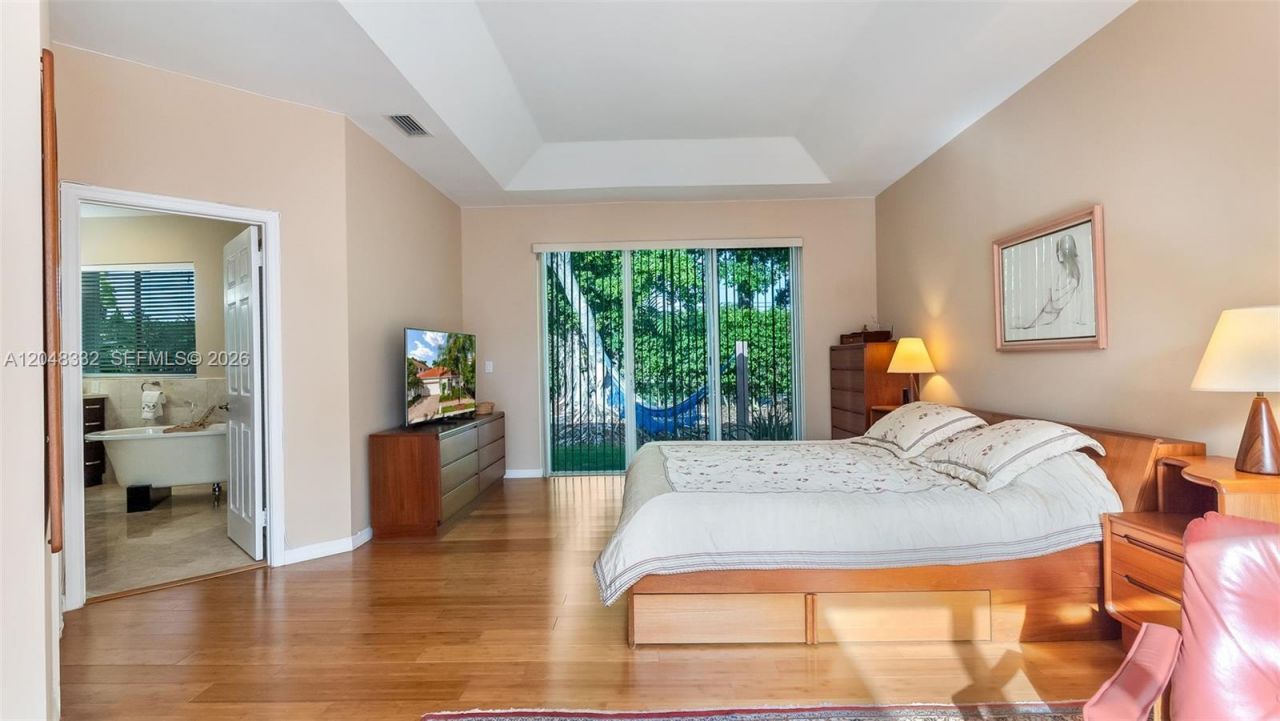 1221 E Bel Aire Dr E , Pembroke Pines, FL 33027 Photo