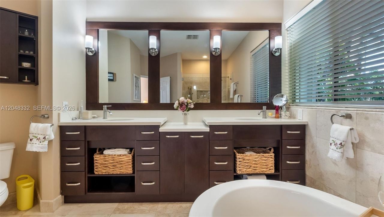 1221 E Bel Aire Dr E , Pembroke Pines, FL 33027 Photo