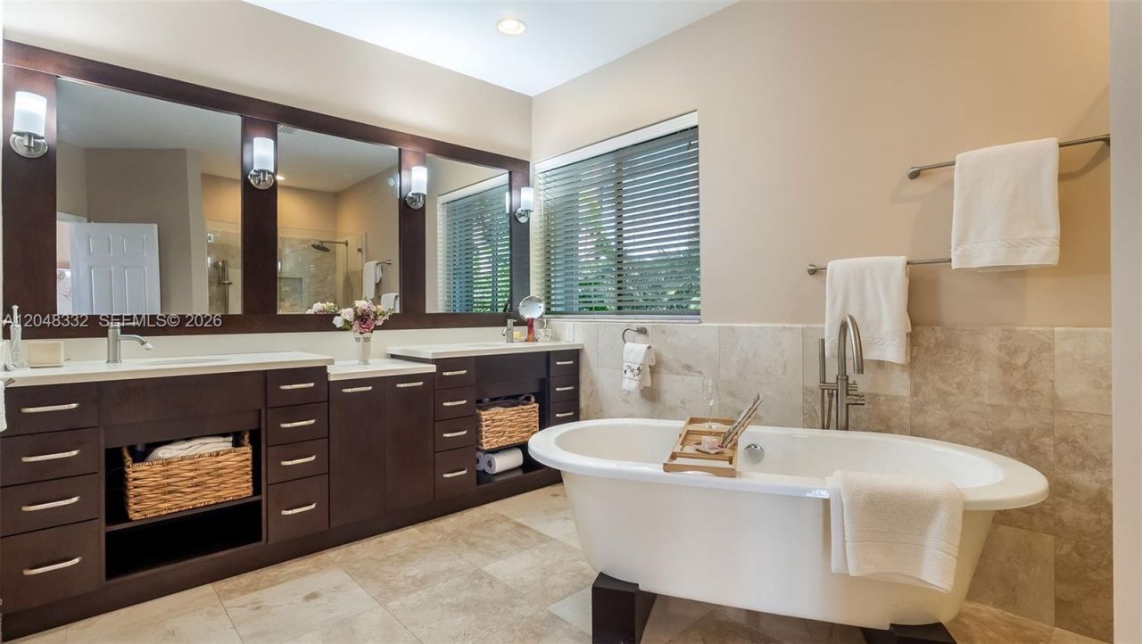 1221 E Bel Aire Dr E , Pembroke Pines, FL 33027 Photo