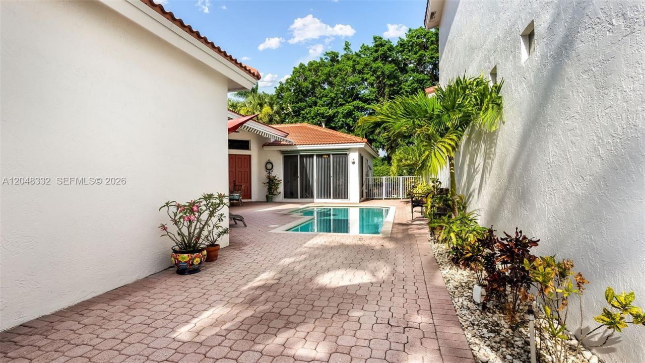 1221 E Bel Aire Dr E , Pembroke Pines, FL 33027 Photo