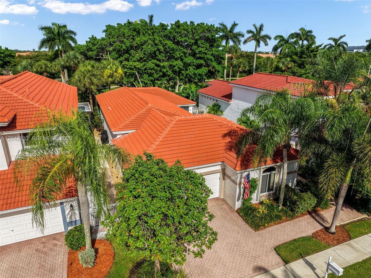 1221 E Bel Aire Dr E , Pembroke Pines, FL 33027 Photo