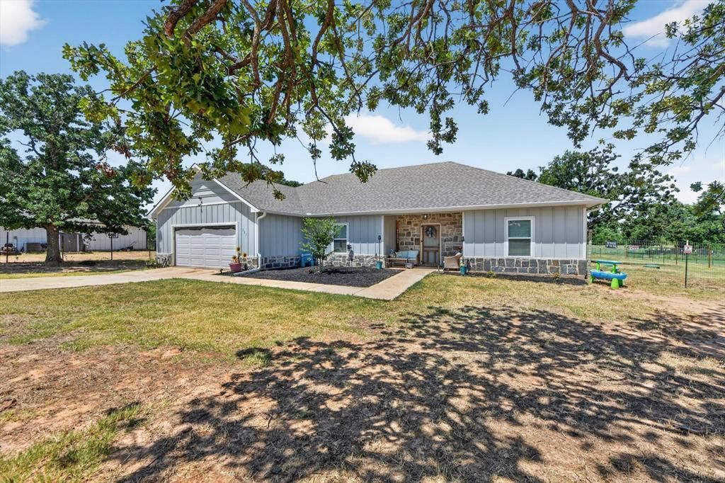 223 Julian Lane, Poolville, TX 76487 Main Photo