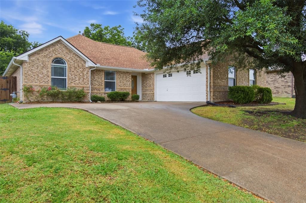 711 Oakmont Drive, Ennis, TX 75119 Main Photo