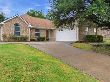 711 Oakmont Drive, Ennis, TX 75119