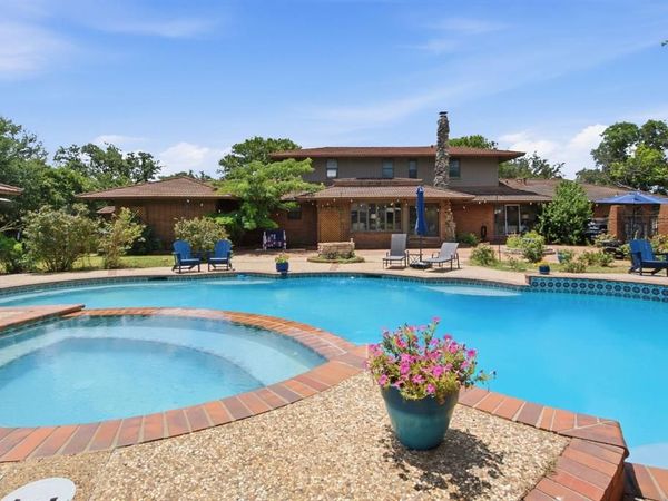 904 W Belknap Street, Jacksboro, TX 76458