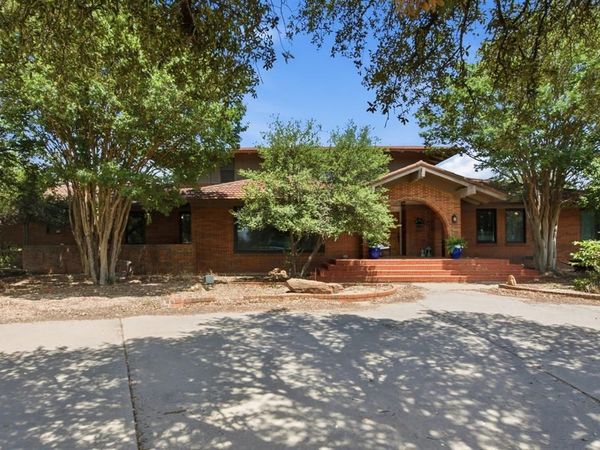 904 W Belknap Street, Jacksboro, TX 76458