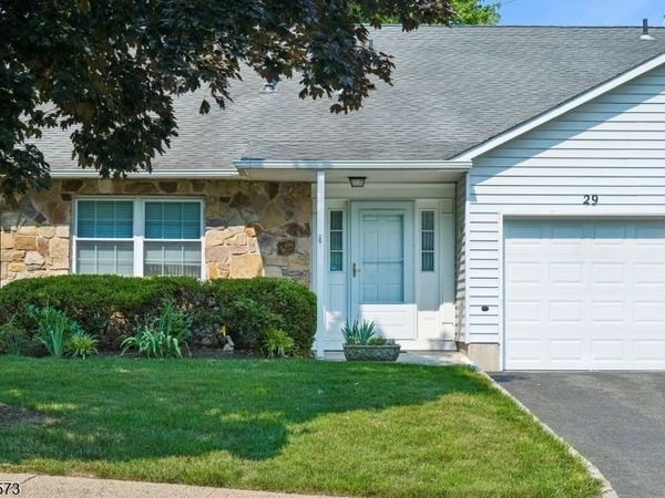29 Coachlight Dr, Chatham, NJ 07928