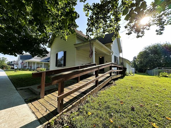 8 N Meridian Street, Roachdale, IN 46172