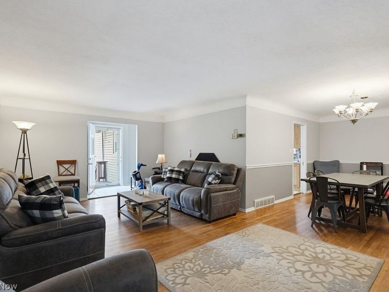 5228 Thornbury Road, Lyndhurst, OH 44124 Photo 4