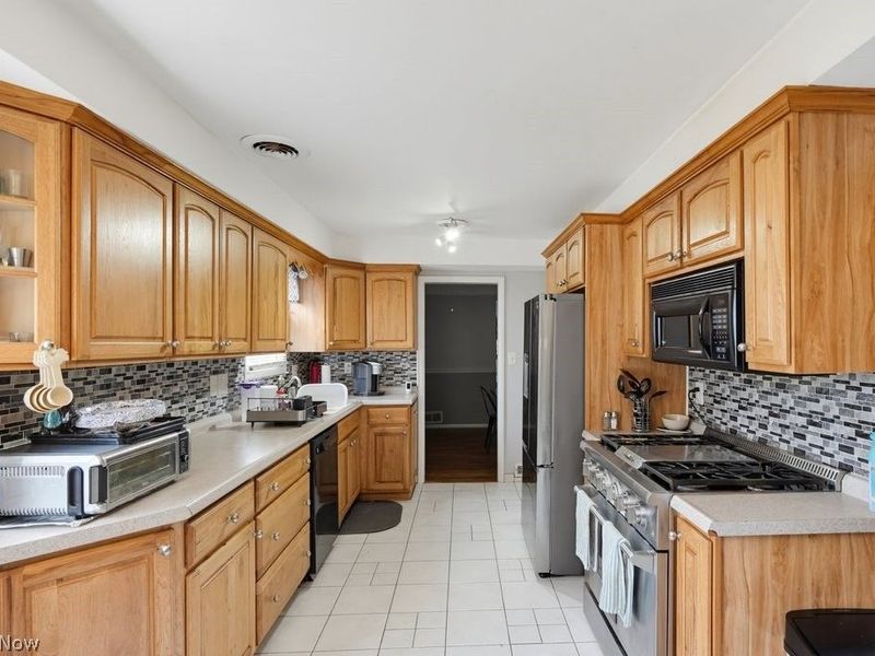 5228 Thornbury Road, Lyndhurst, OH 44124 Photo 7