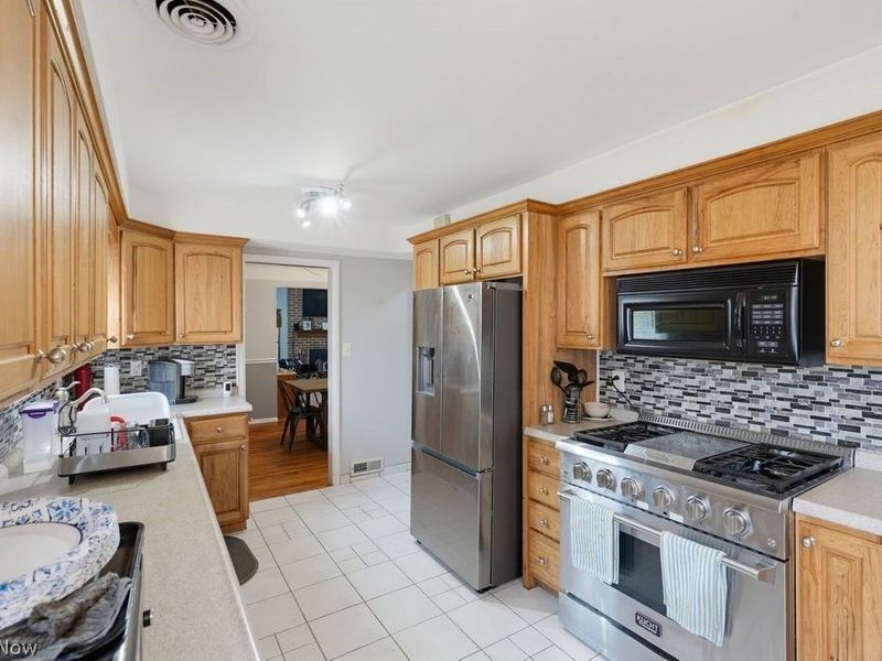 5228 Thornbury Road, Lyndhurst, OH 44124 Photo 8