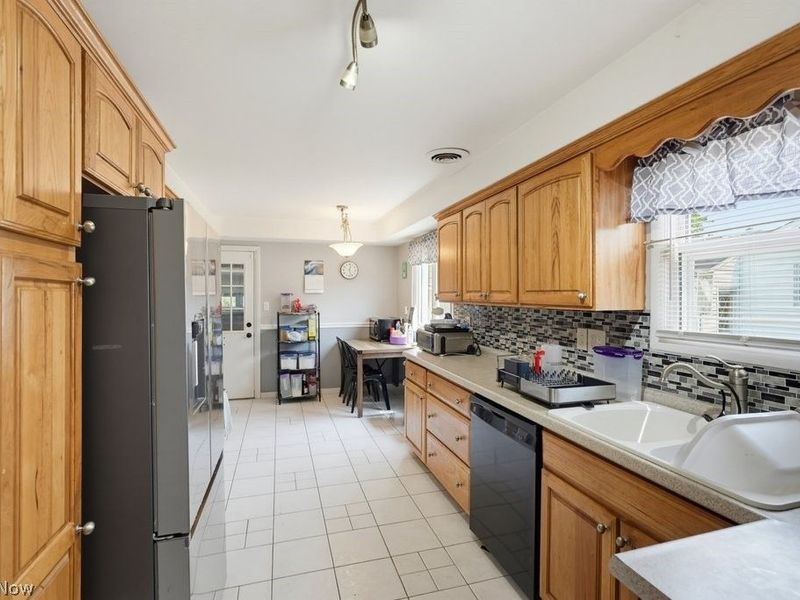 5228 Thornbury Road, Lyndhurst, OH 44124 Photo 9