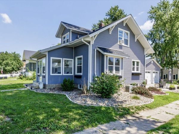 400 E 1st Street, Pella, IA 50219