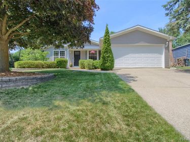 873 Hearthside Street, South Lyon, MI 48178