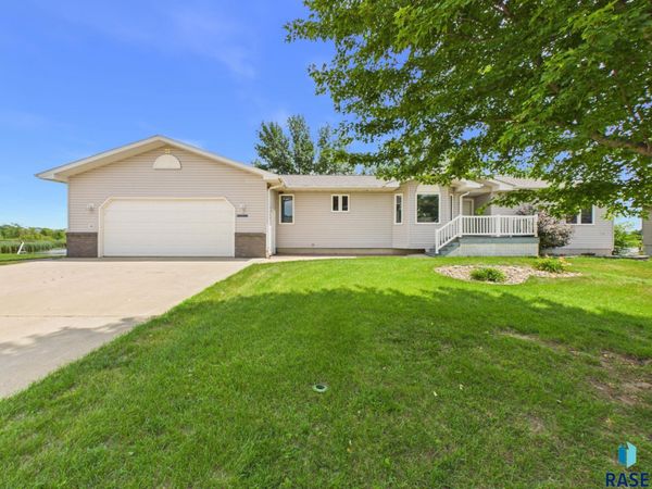 1511 Holiday Dr, Canton, SD 57013