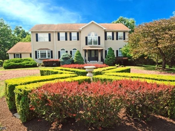 32 Coddington Rd, Readington, NJ 08889