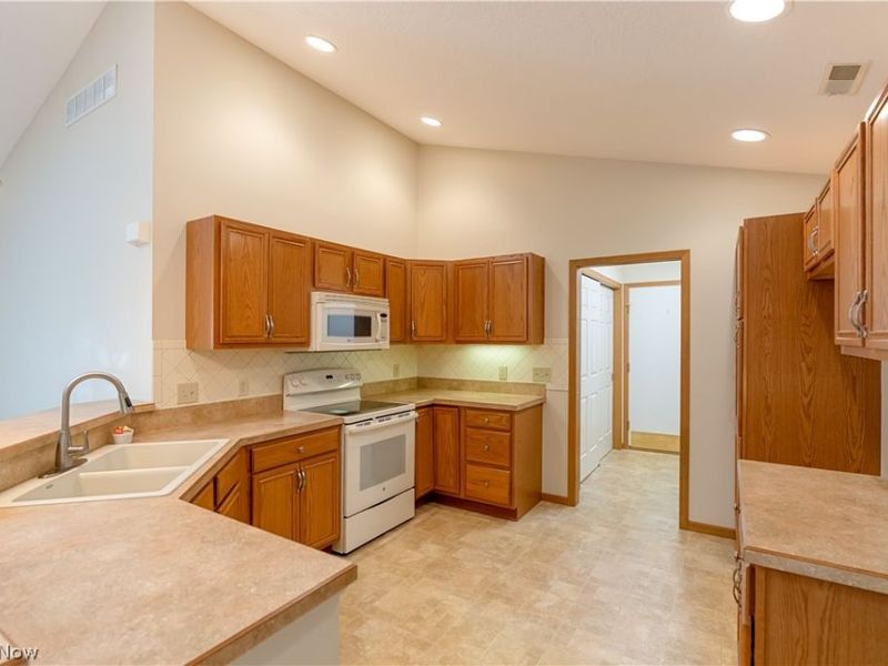 1344 Pebble Chase Circle NE, Massillon, OH 44646 Photo 5