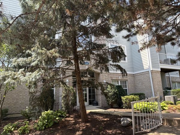 1291 W Lake Street , Unit 302, Addison, IL 60101