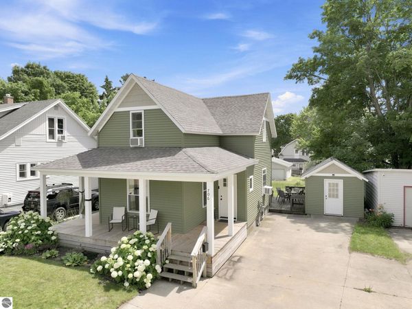 706 Chapin Street E, Cadillac, MI 49601