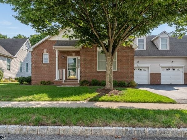 26 Indian Plantation St, Raritan, NJ 08822