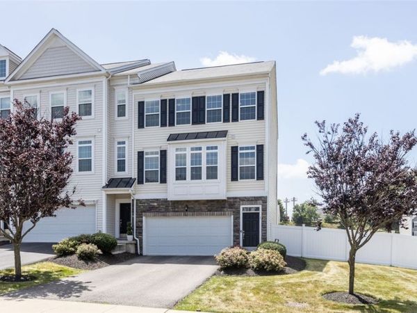 1 Roosevelt Dr , Mckees Rocks, PA 15136