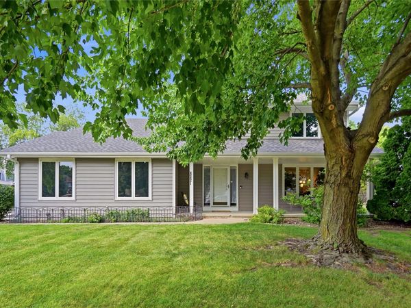 8221 Oakwood Drive, Urbandale, IA 50322