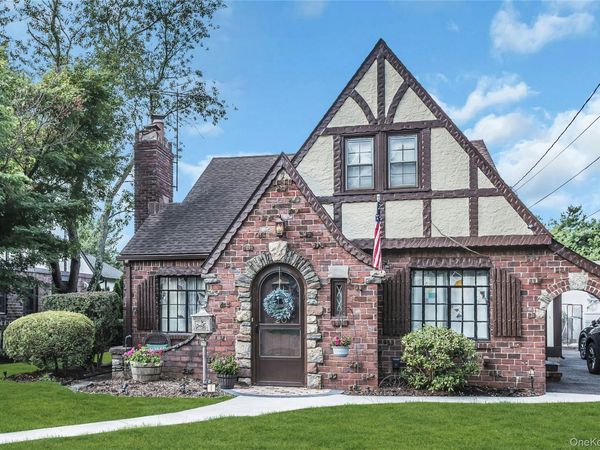 20 Voorhees Place, Malverne, NY 11565