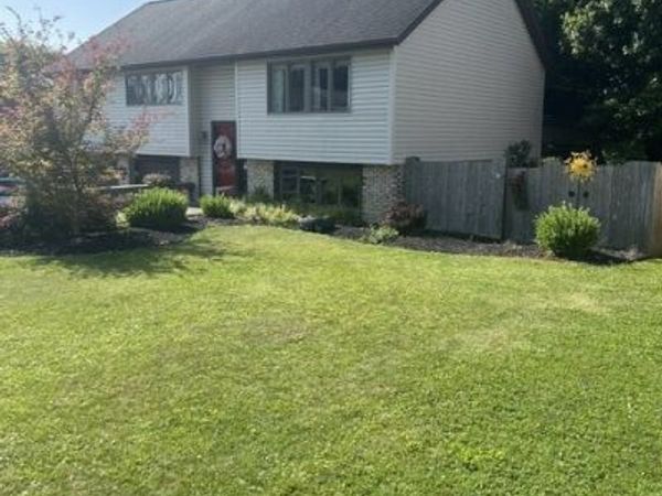 104 Woodbury Dr , Butler, PA 16001