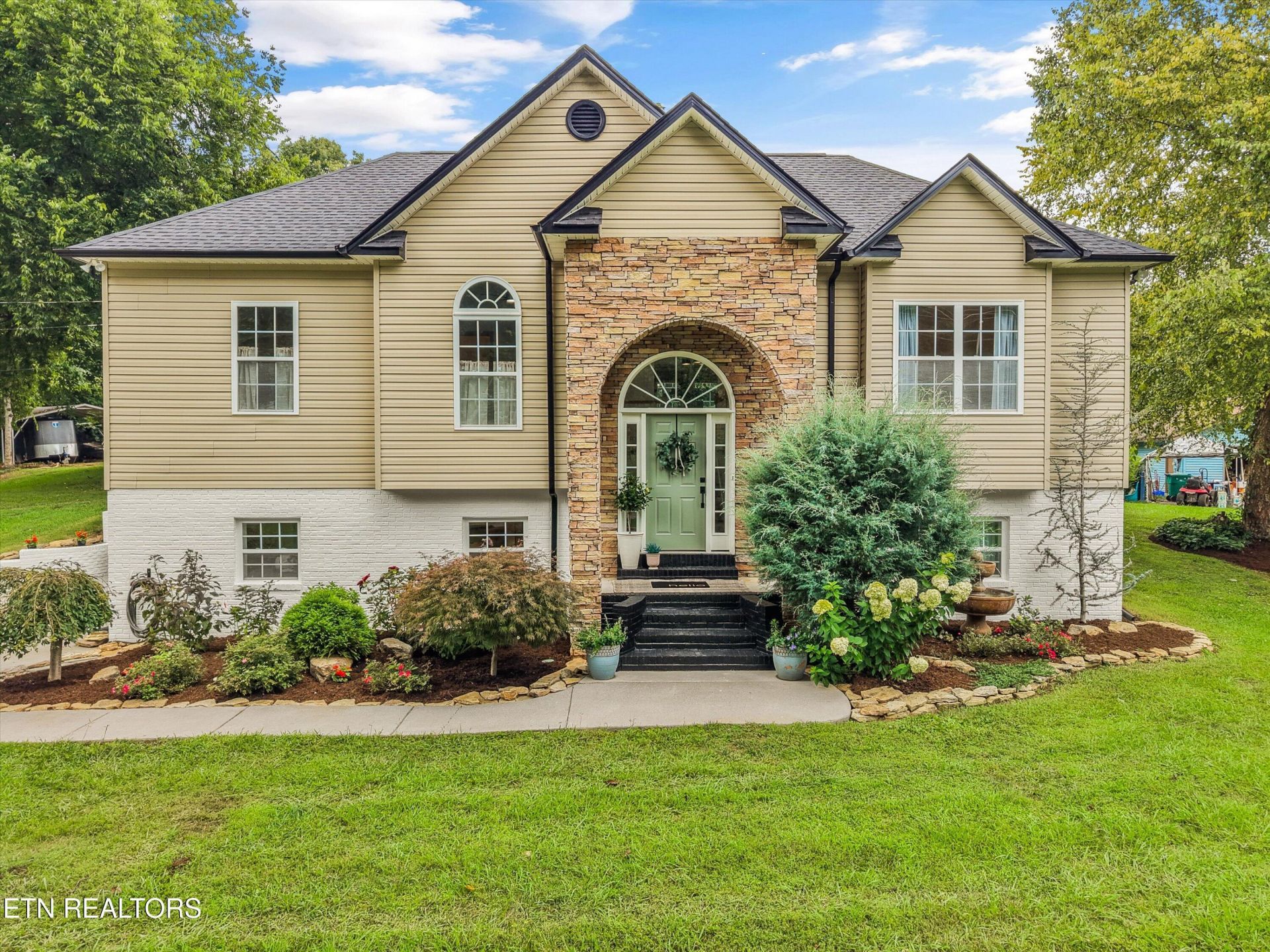 622 S Old Sevierville Pike, Seymour, TN 37865 Main Photo