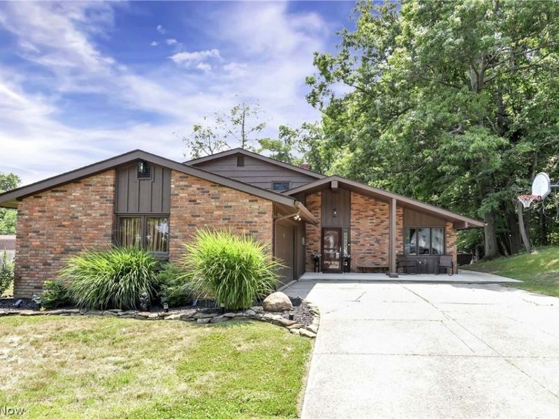 6815 Parkgate Oval, Seven Hills, OH 44131 Photo 1
