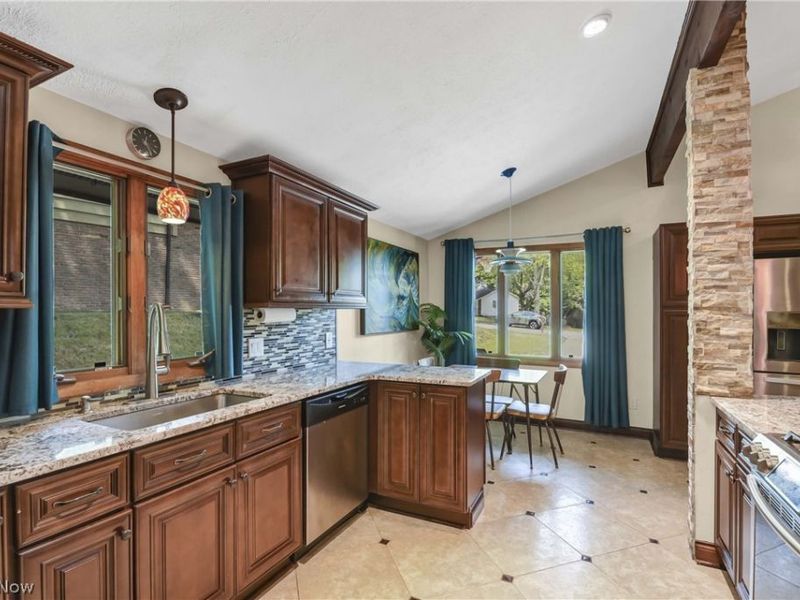 6815 Parkgate Oval, Seven Hills, OH 44131 Photo 10
