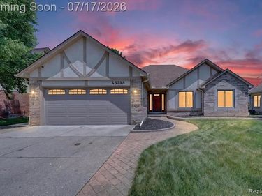 43798 Columbia Drive, Clinton Twp, MI 48038
