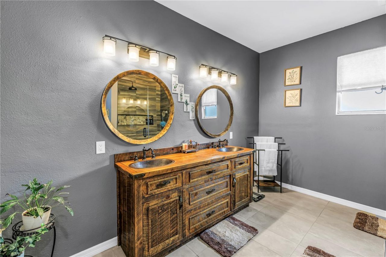 2318 W Cherry Street , Tampa, FL 33607 Photo