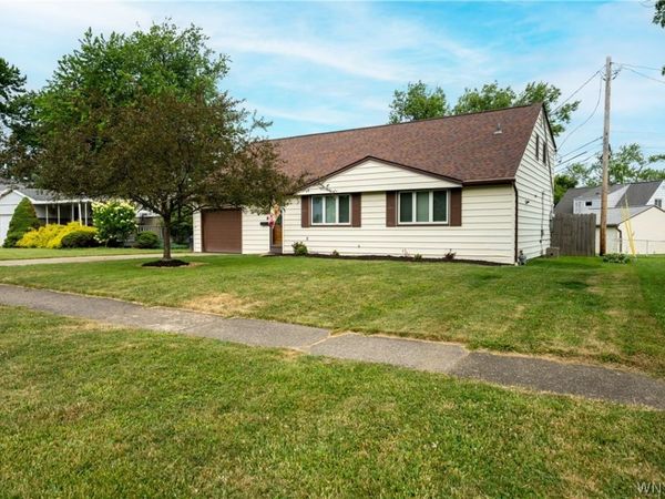 5068 Chapman Parkway , Hamburg, NY 14075