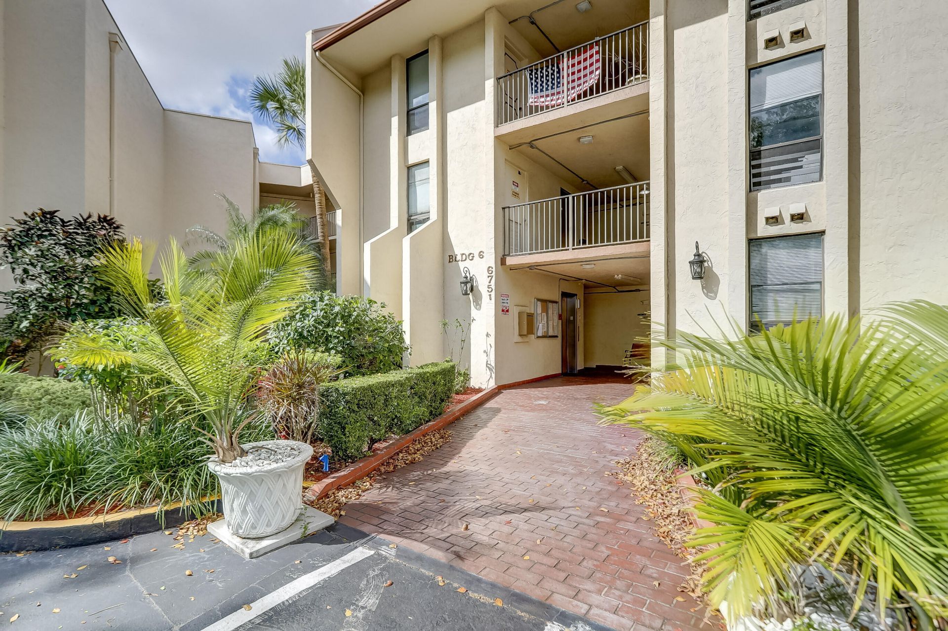 6751 N University Drive, Unit 302, Tamarac, FL 33321 Photo