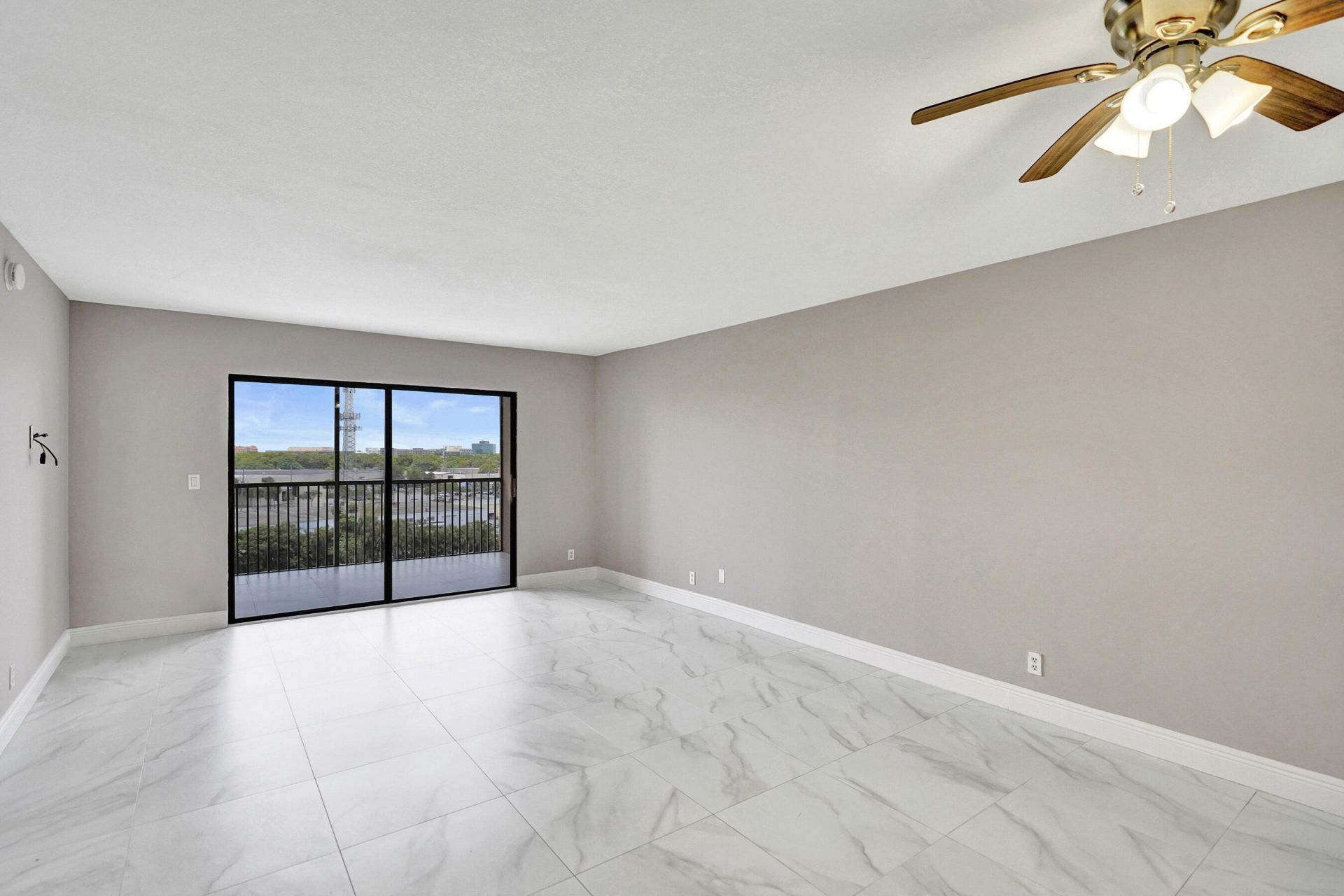 2200 S Cypress Bend Drive, Unit 707, Pompano Beach, FL 33069 Photo
