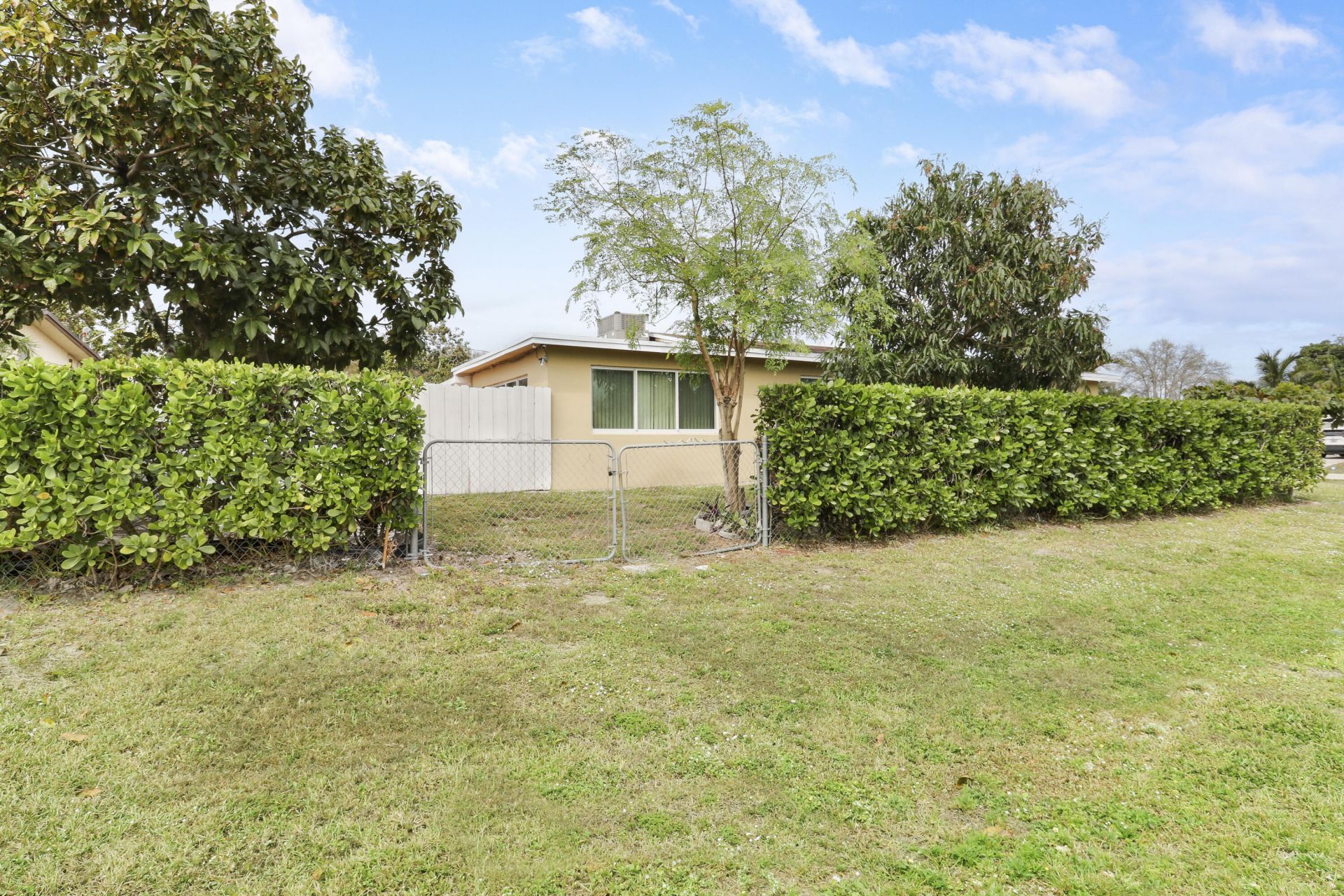 827 Caroline Avenue, West Palm Beach, FL 33413 Photo