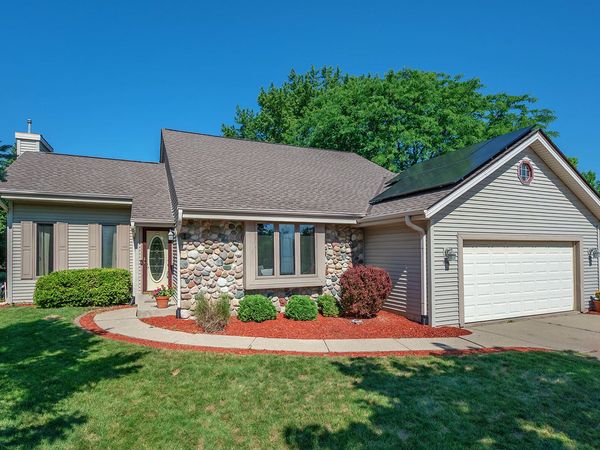1716 Erin Ln, Waukesha, WI 53187